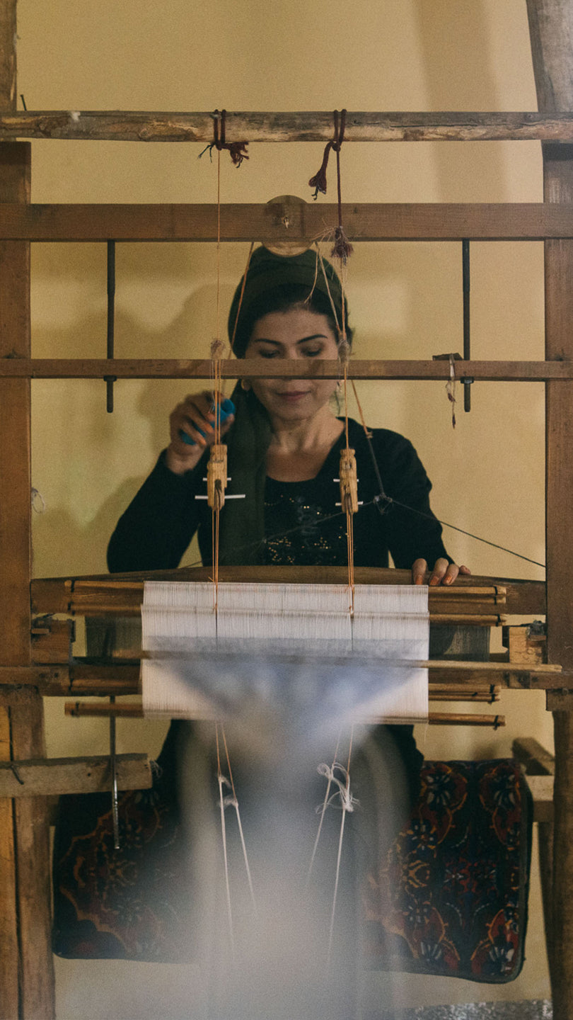 zazi-vintage-artisanal-partner-traditional-weaving-woman-uzbekistan-Ikatuz