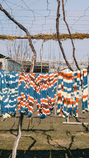 zazi-vintage-artisanal-partner-uzbekistan-drying-textiles-blue-white-green
