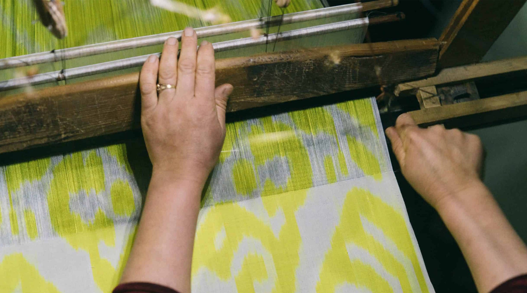 zazi-vinatge-artisanal-partner-weaving-yellow-ikat-pattern-hands